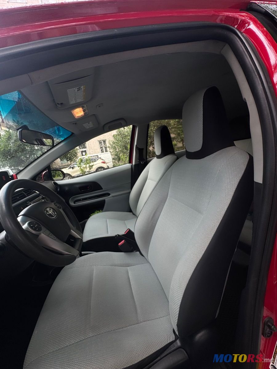 2013' Toyota Prius c photo #6