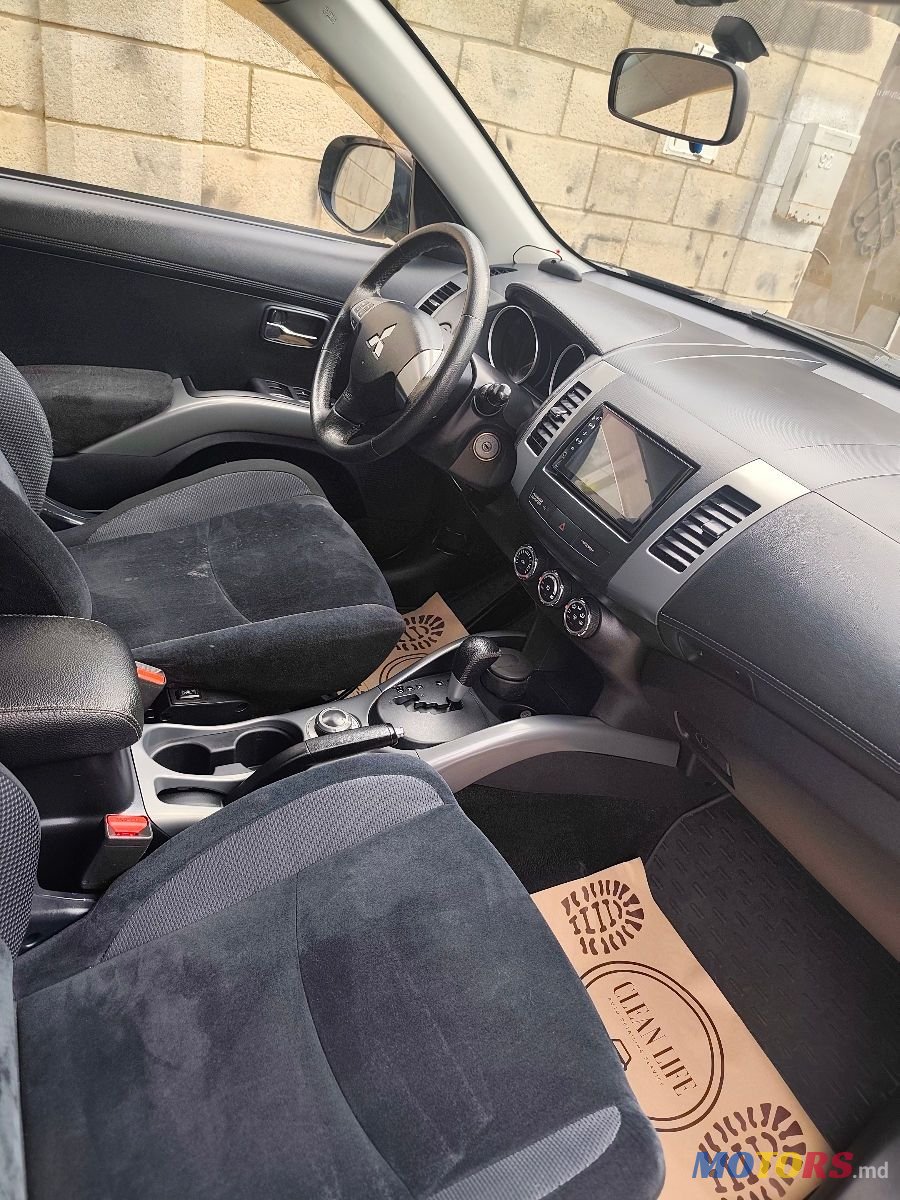 2011' Mitsubishi Outlander photo #4