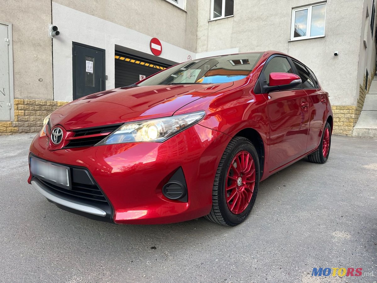 2013' Toyota Auris photo #2