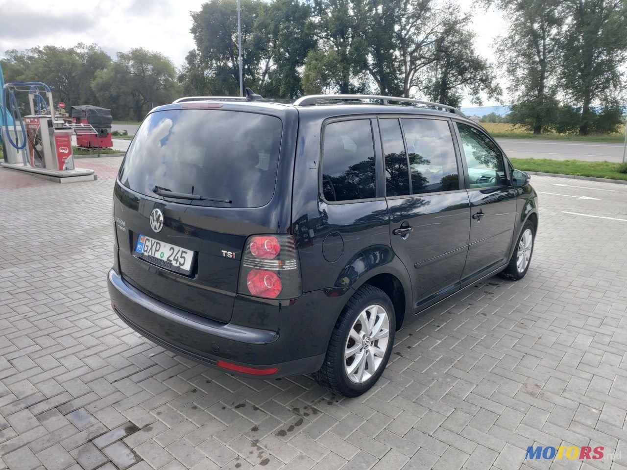 2011' Volkswagen Touran photo #4