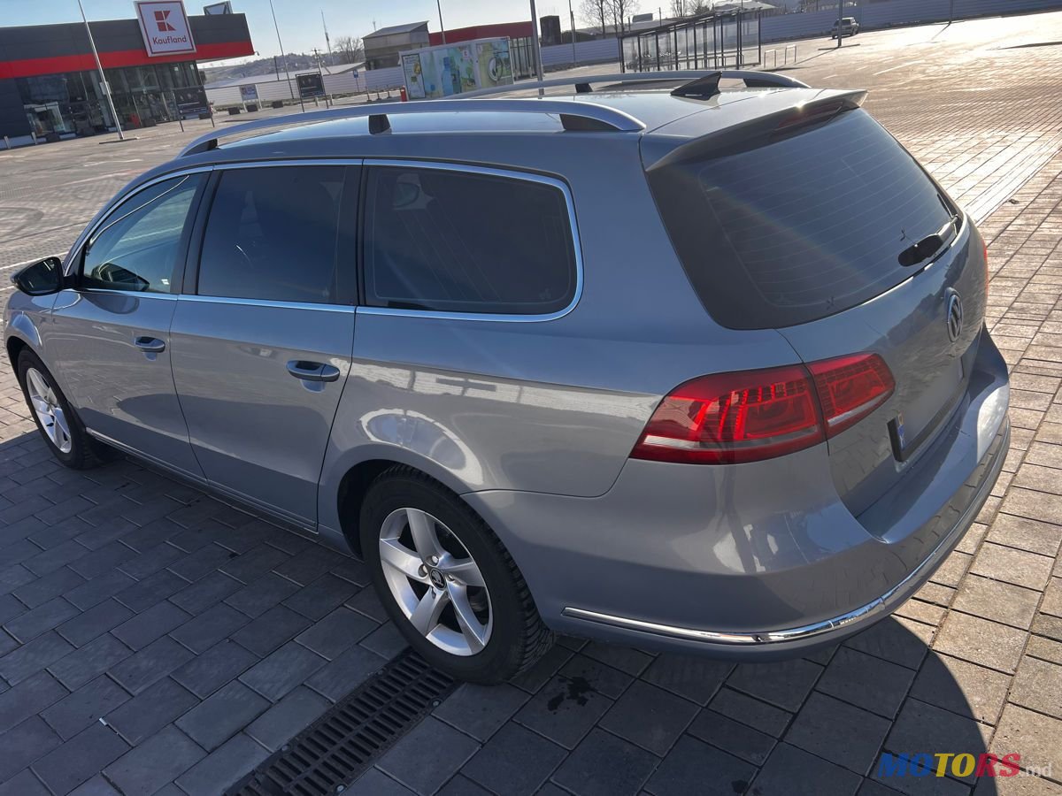 2011' Volkswagen Passat photo #5