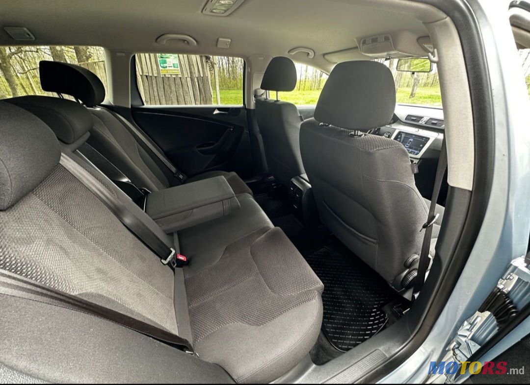 2010' Volkswagen Passat photo #3