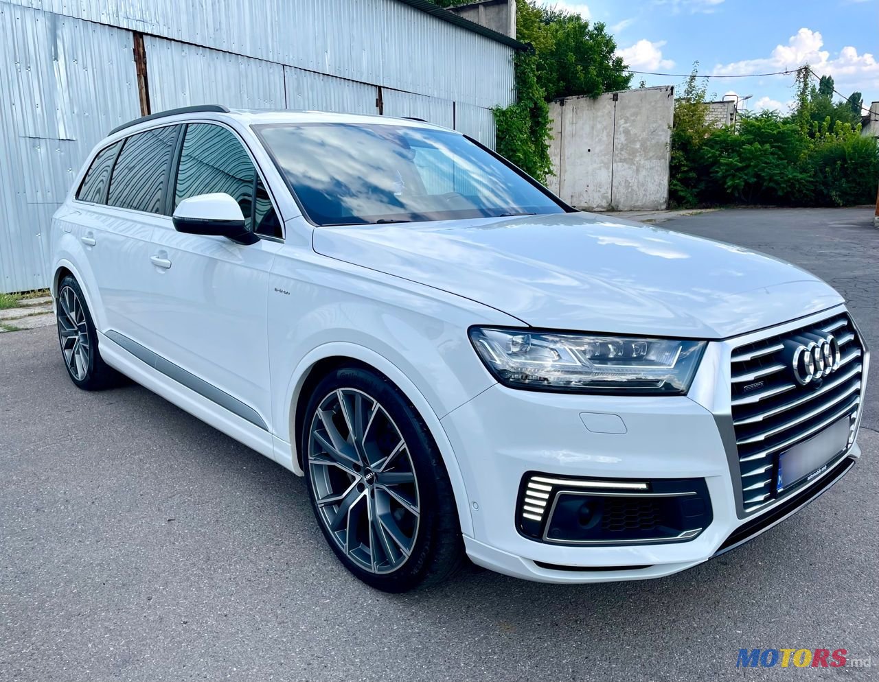 2018' Audi Q7 E-Tron photo #2