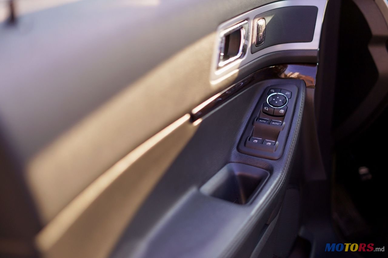 2011' Ford Explorer photo #5