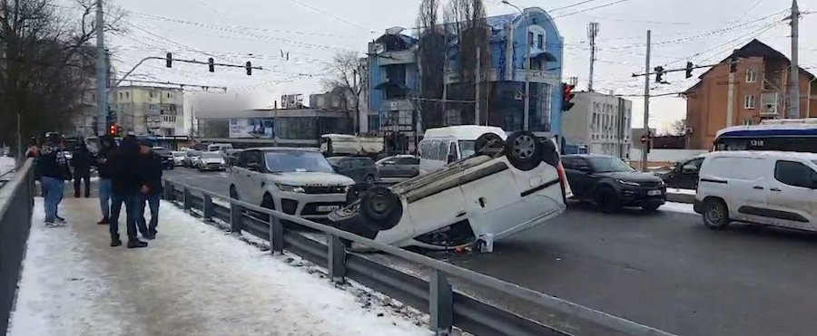 O mașină s-a răsturnat pe podul din cartierul Telecentru