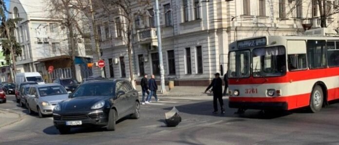 Porsche dă lovitura din nou… într-un troleibuz în centrul capitalei!