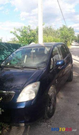 2002' Toyota Corolla Verso photo #1