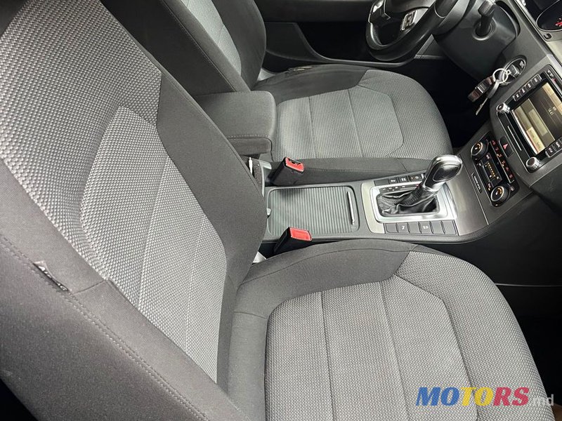 2011' Volkswagen Passat photo #6