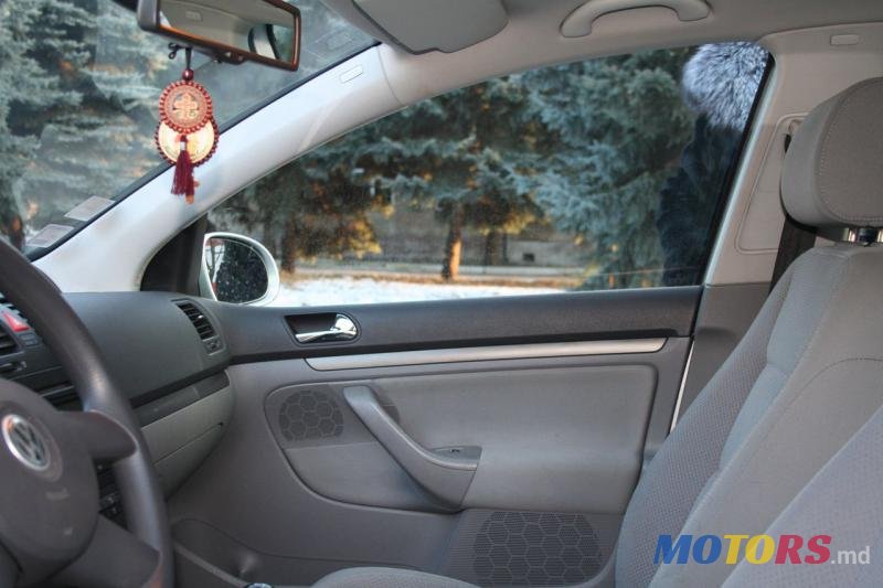 2004' Volkswagen Golf photo #2