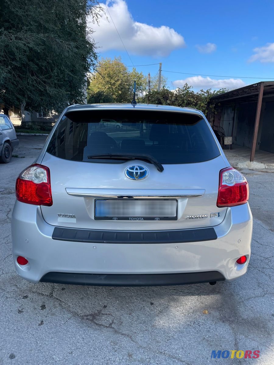 2011' Toyota Auris photo #3