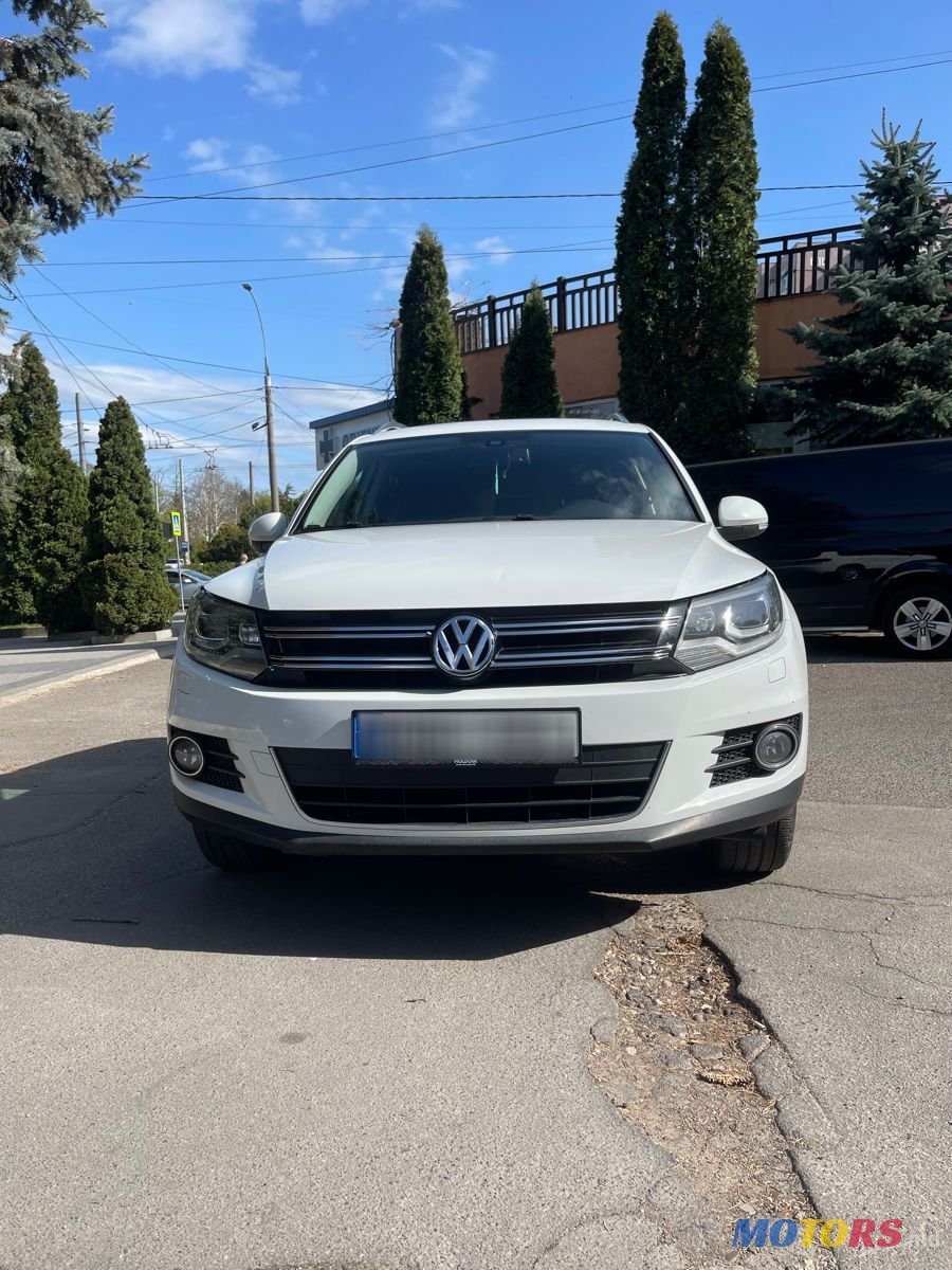2016' Volkswagen Tiguan photo #2