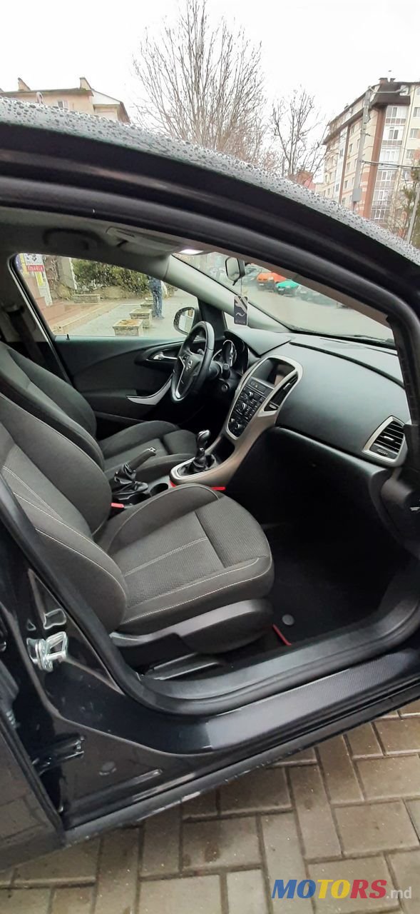 2012' Opel Astra photo #5