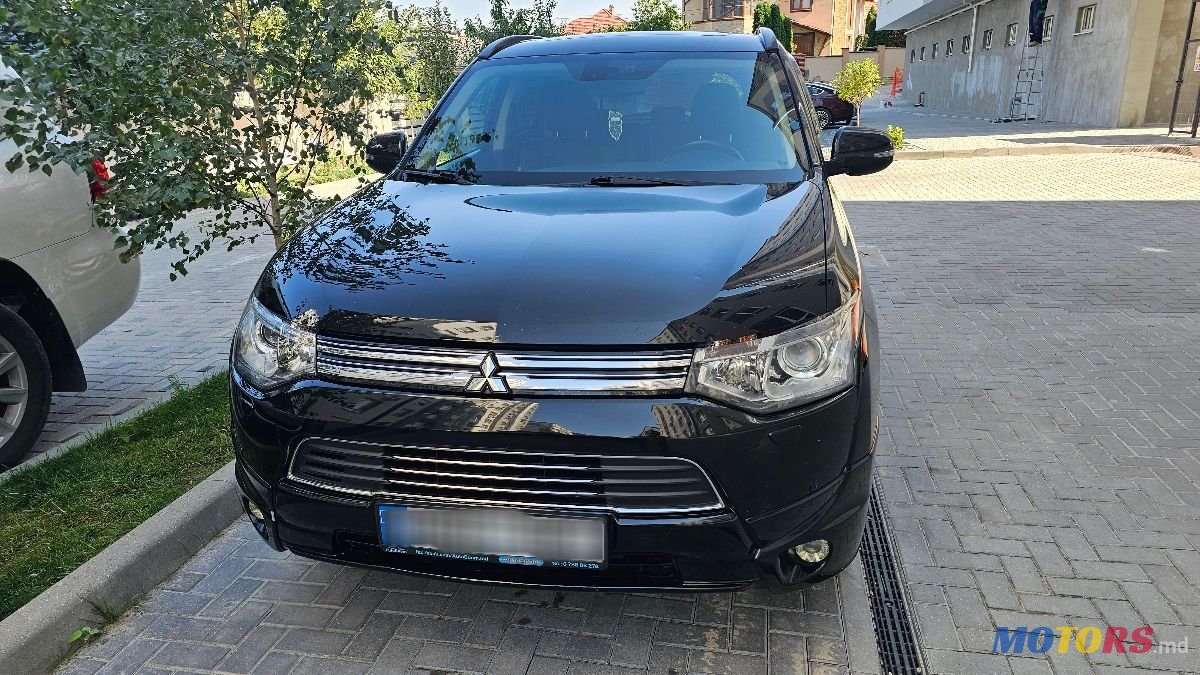 2014' Mitsubishi Outlander photo #2