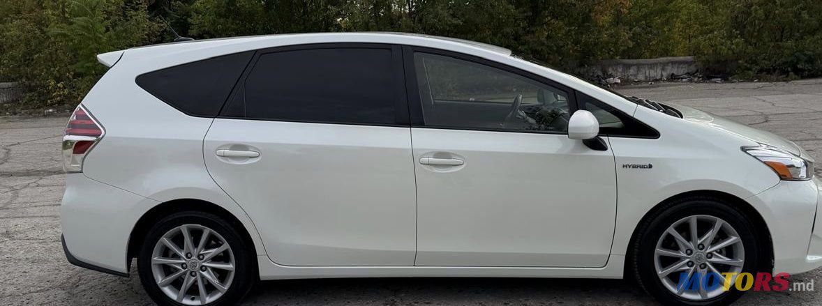 2017' Toyota Prius v photo #2
