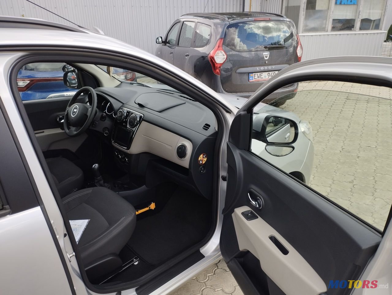 2013' Dacia Lodgy photo #6