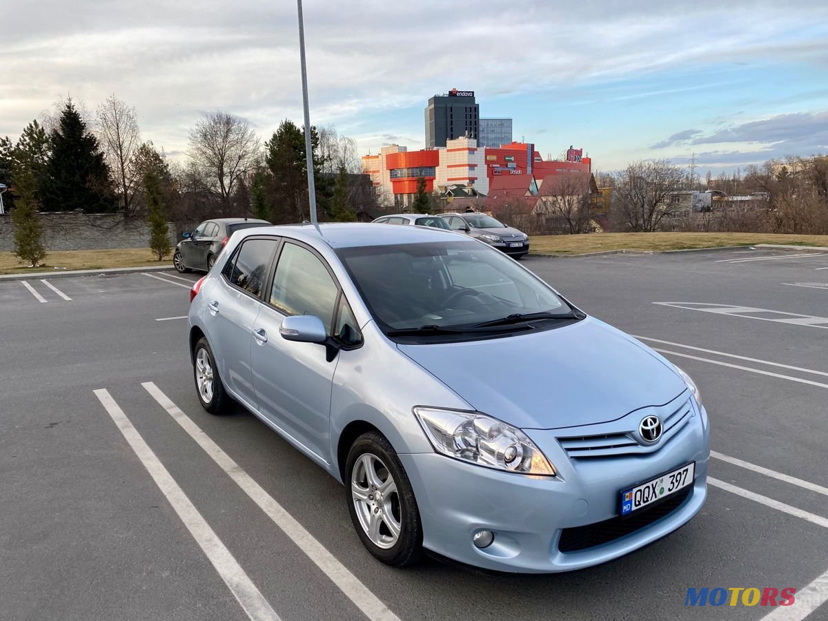 2011' Toyota Auris photo #1
