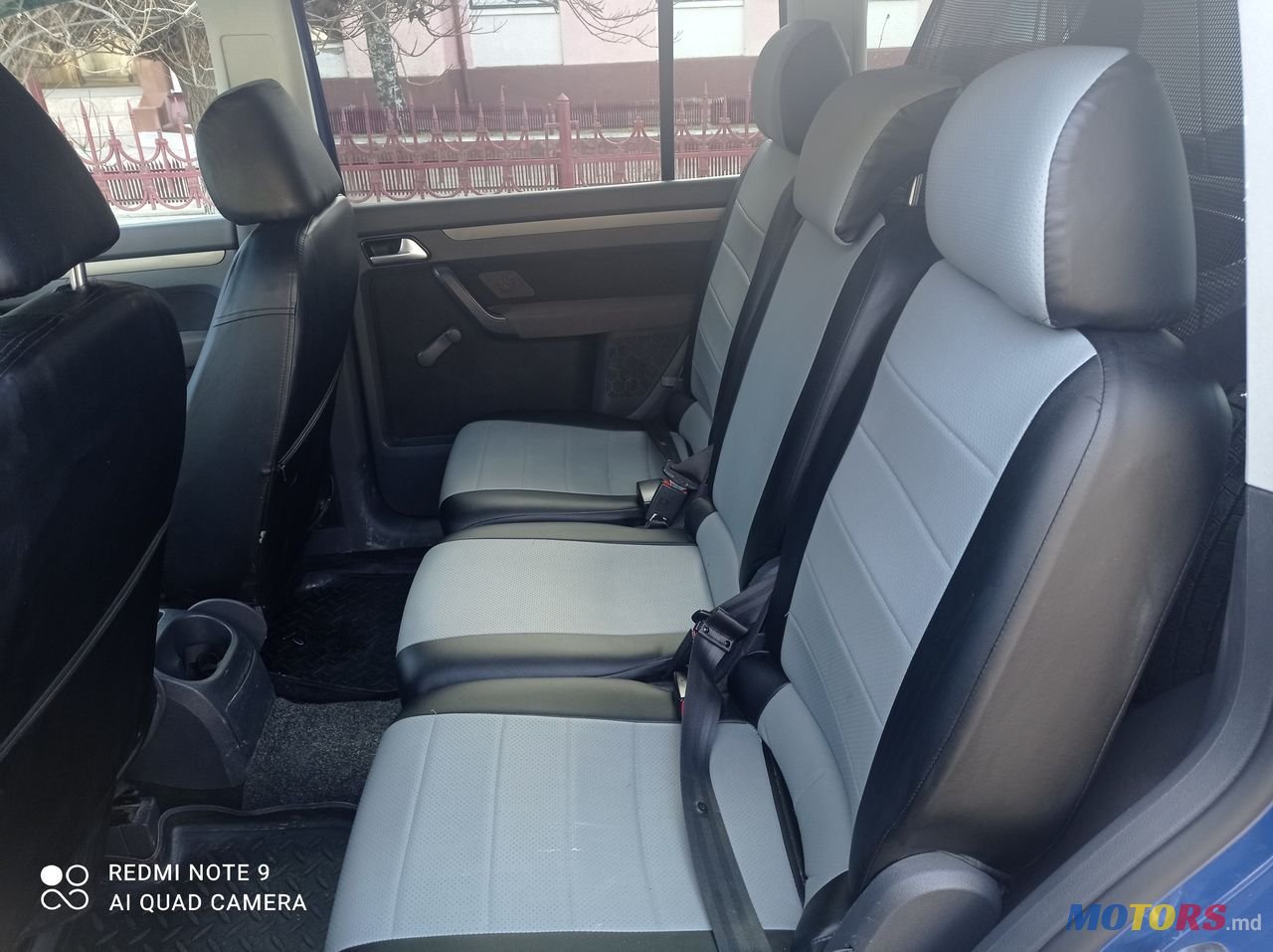 2009' Volkswagen Touran photo #2