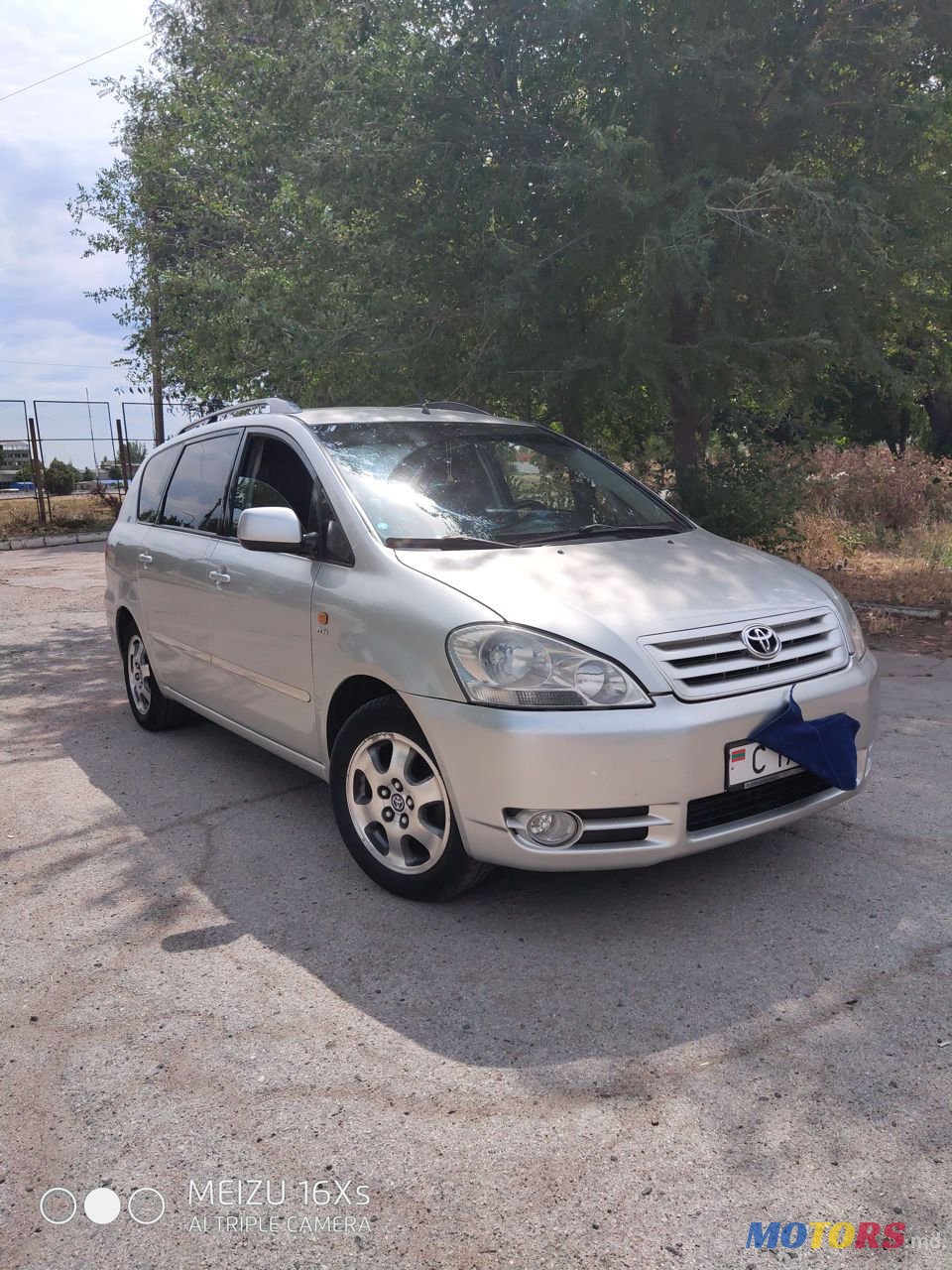 2001' Toyota Avensis Verso photo #3