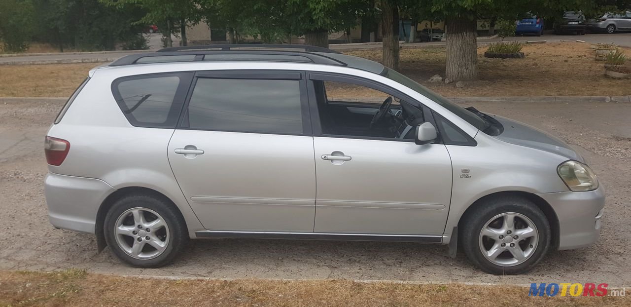 2005' Toyota Avensis Verso photo #3