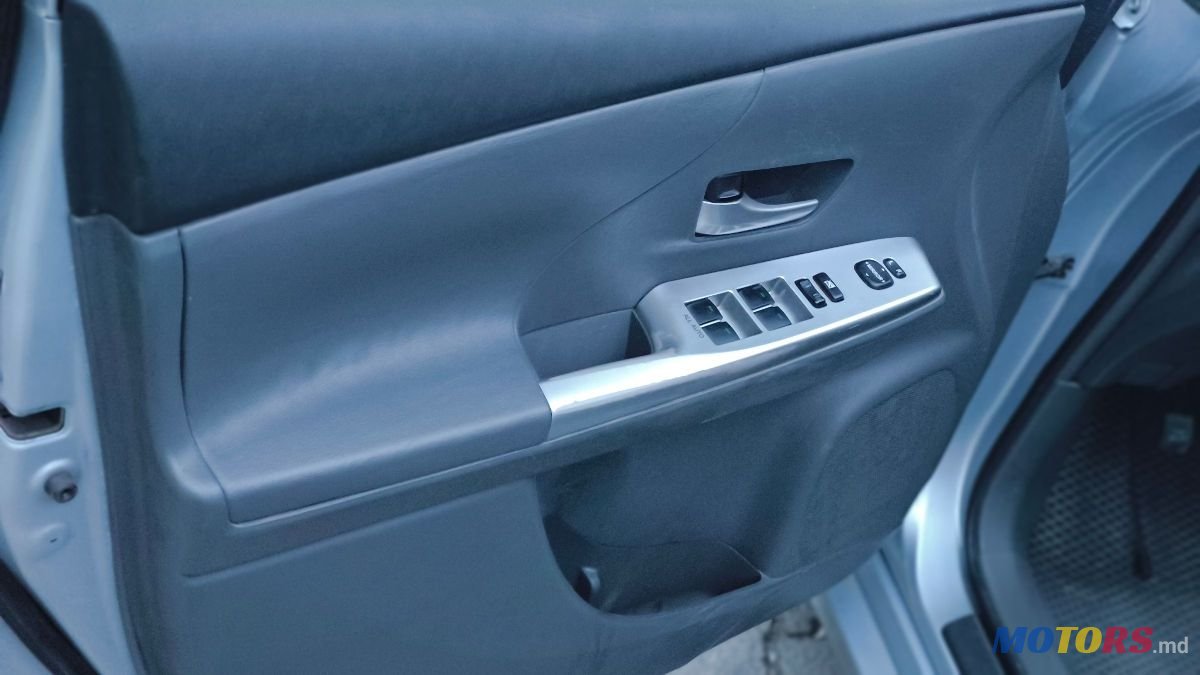 2012' Toyota Prius v photo #5