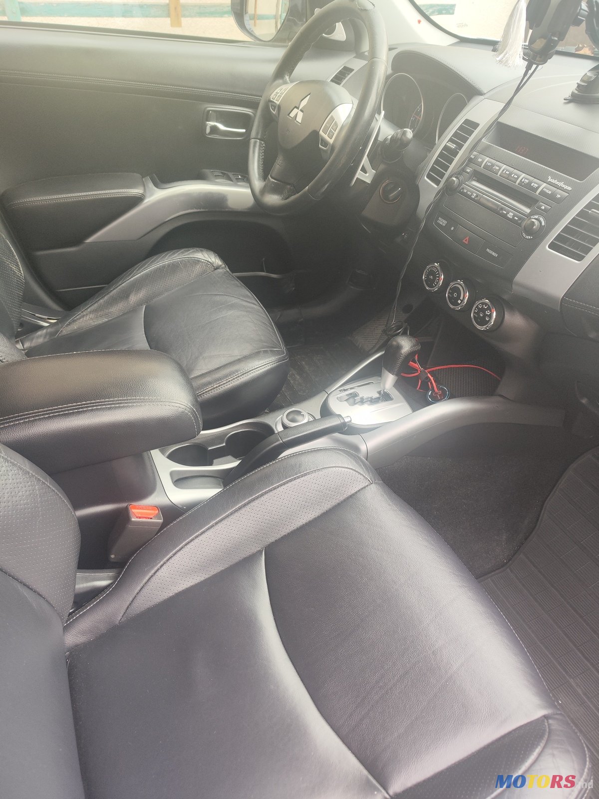 2011' Mitsubishi Outlander XL 4WD photo #4