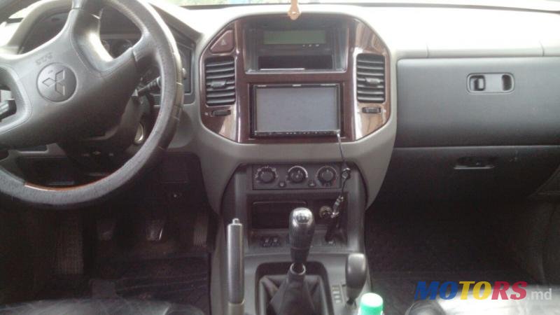 2006' Mitsubishi Pajero photo #3