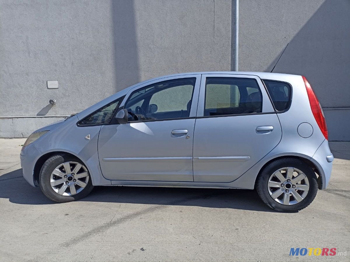 2004' Mitsubishi Colt photo #2