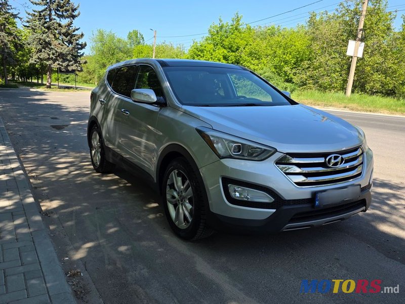 2012' Hyundai Santa Fe photo #2