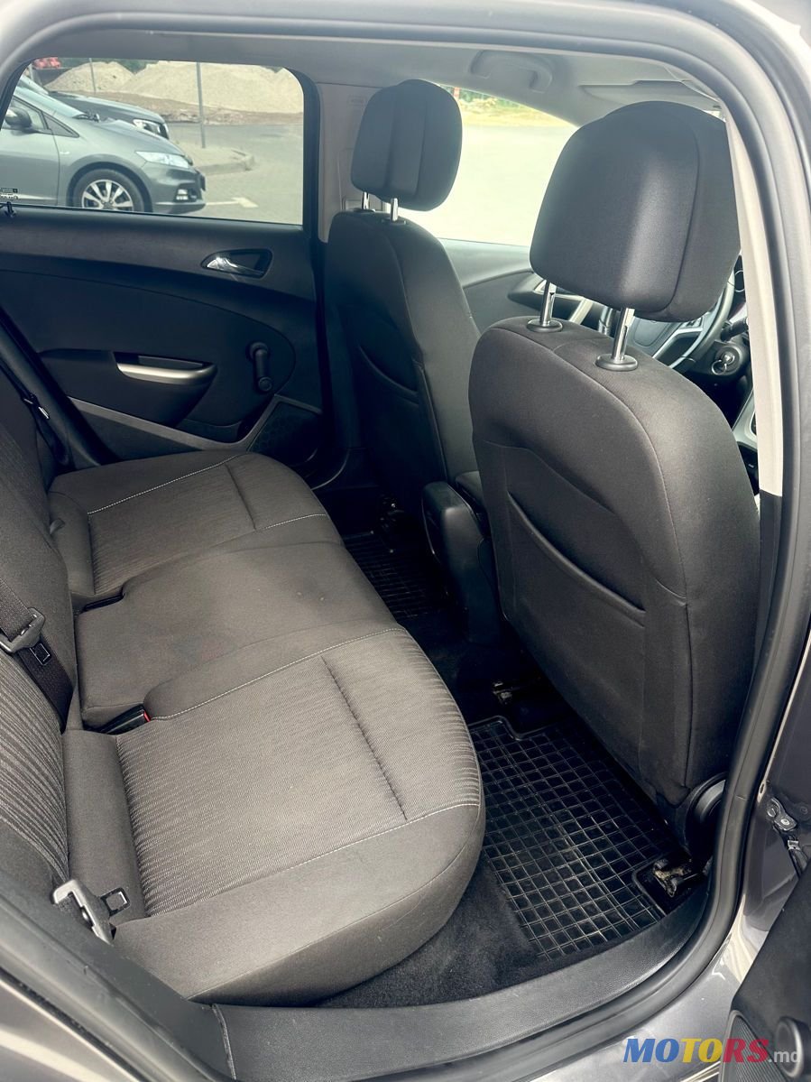 2011' Opel Astra photo #6