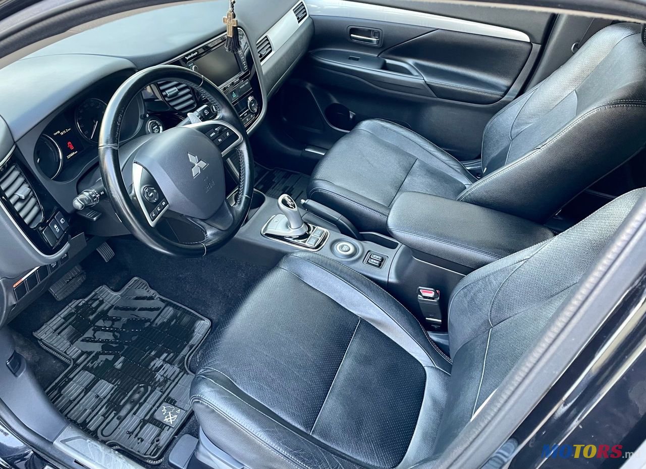 2014' Mitsubishi Outlander photo #2