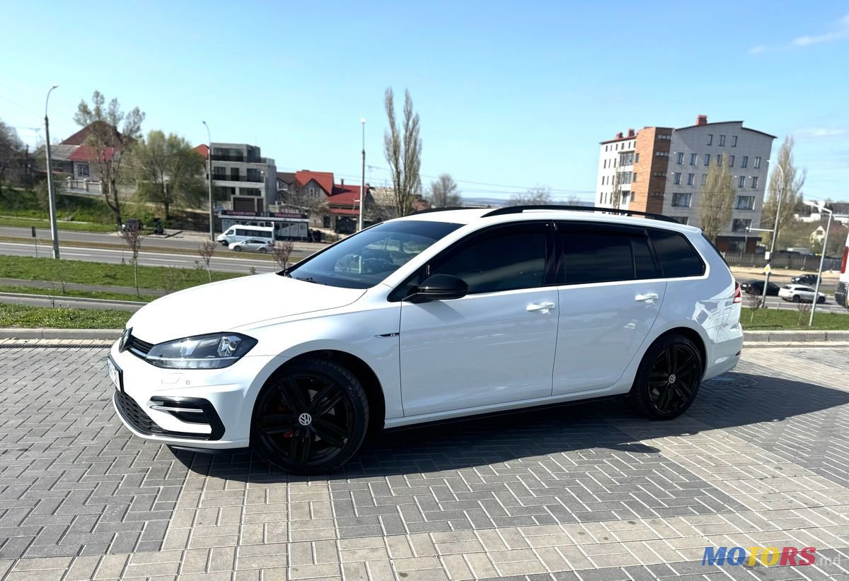 2019' Volkswagen Golf photo #3