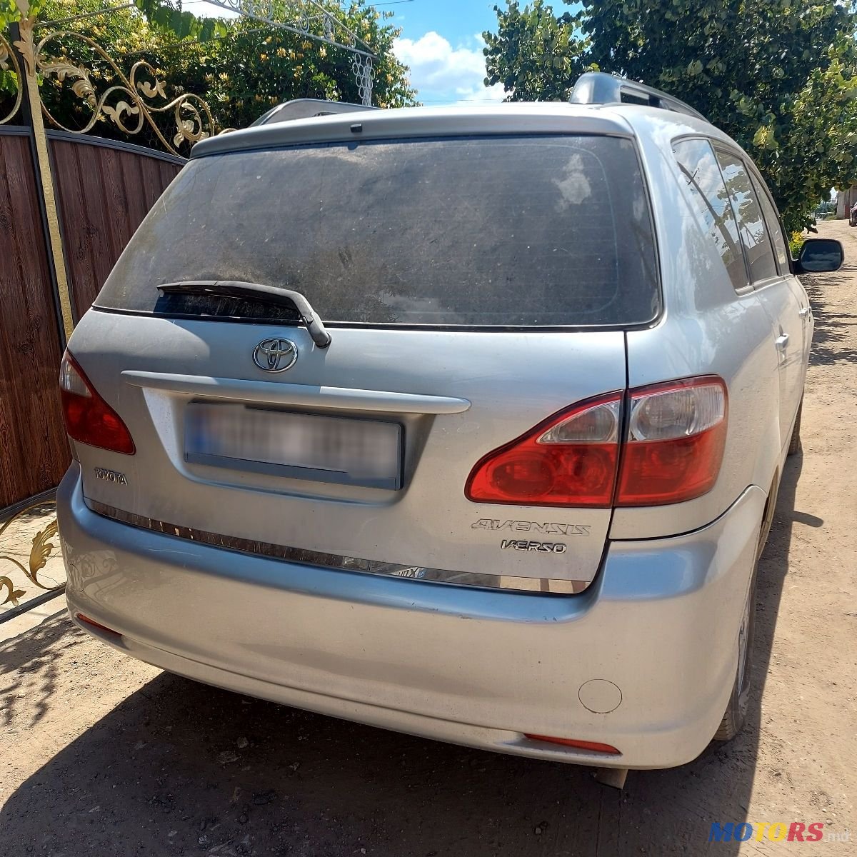 2004' Toyota Avensis Verso photo #2