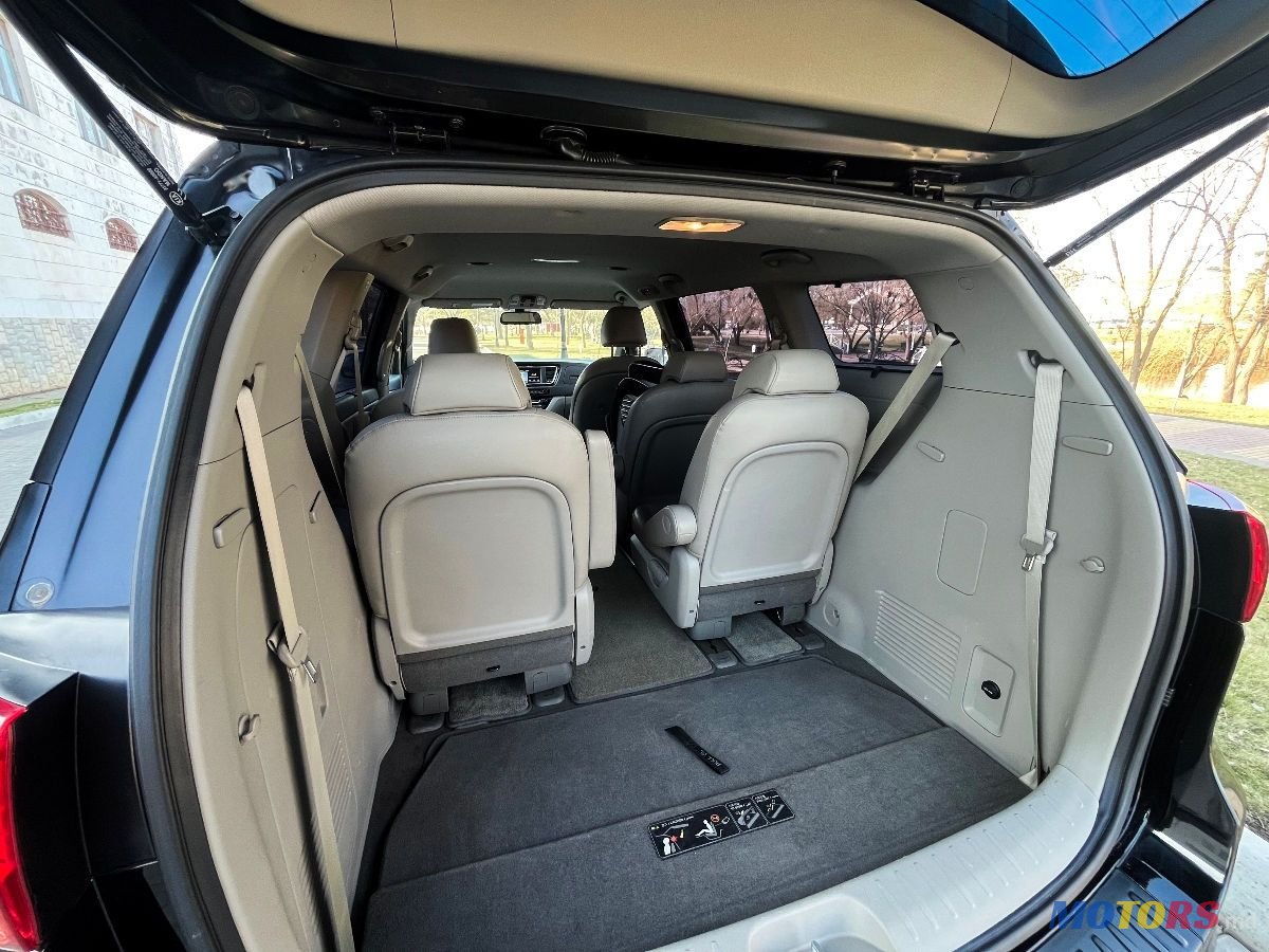 2017' Kia Carnival photo #5
