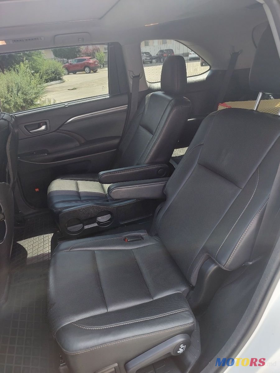 2017' Toyota Highlander photo #6