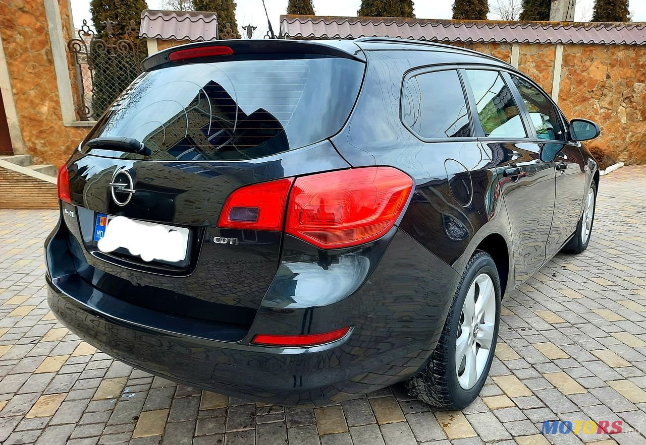 2011' Opel Astra photo #4