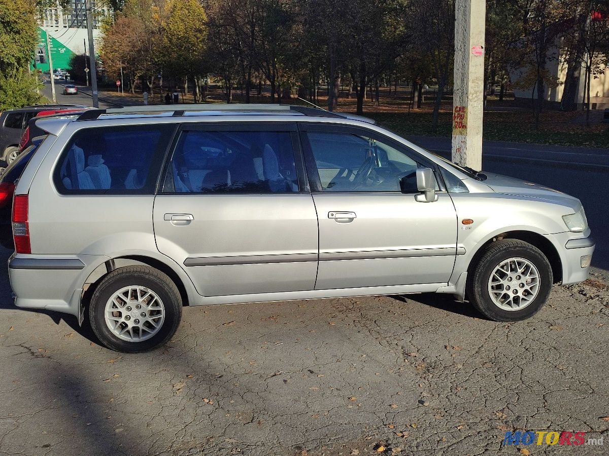 1999' Mitsubishi Space Wagon photo #2
