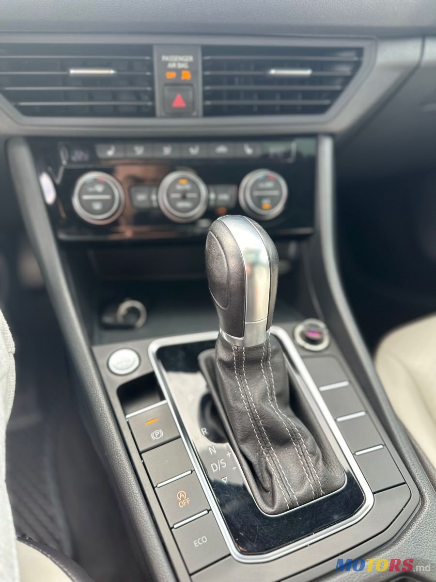2018' Volkswagen Jetta photo #4