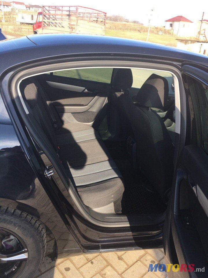 2011' Volkswagen Passat B7 bluemotion photo #4