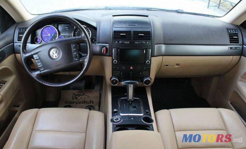 2009' Volkswagen Touareg photo #2