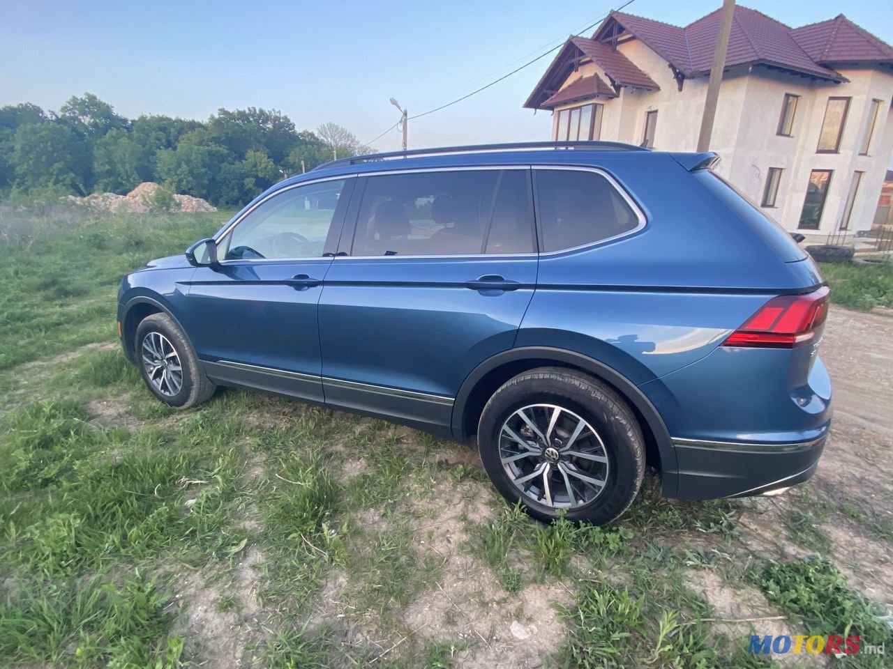 2020' Volkswagen Tiguan photo #2