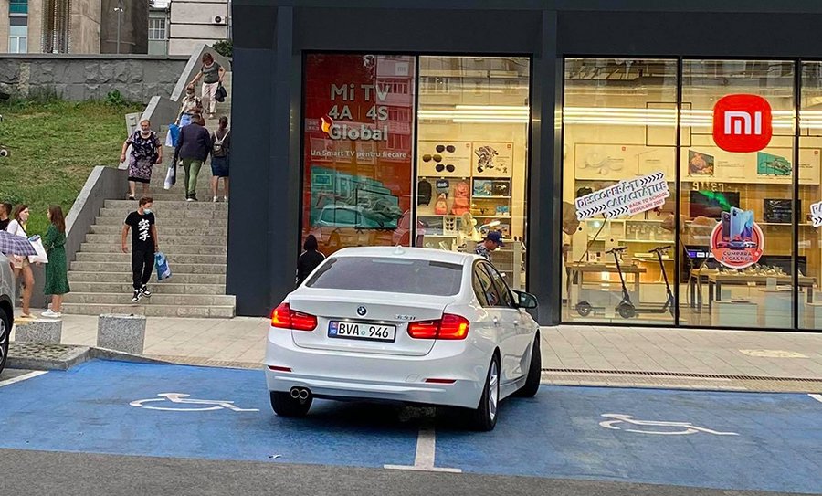 Un BMW, parcat pe două locuri destinate persoanelor cu dizabilităţi în Chişinău, a stârnit indignarea până şi a pasionaţilor mărcii