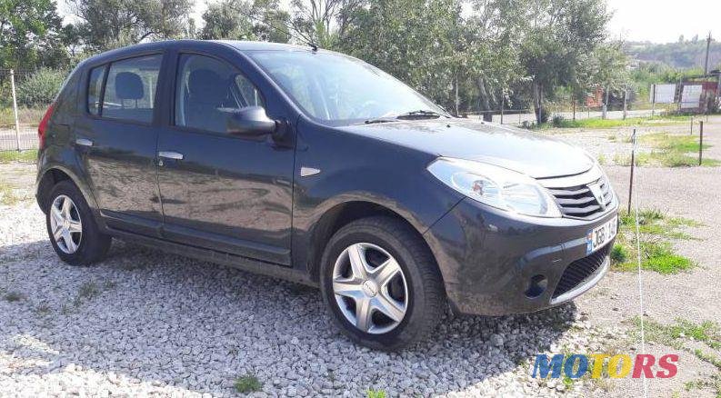 2008' Dacia Sandero photo #2