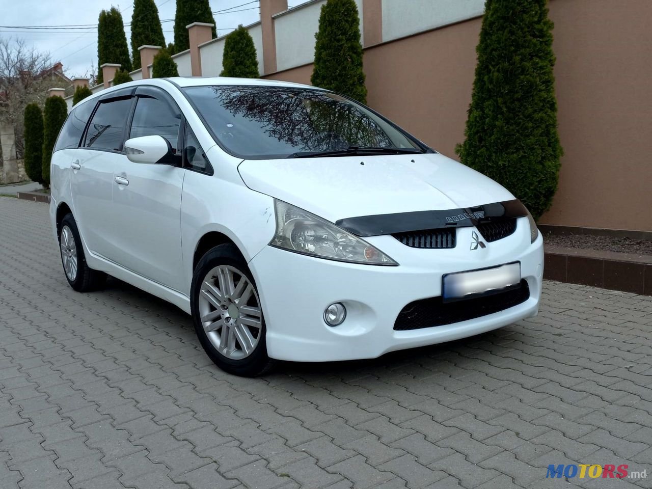 2008' Mitsubishi Grandis photo #1