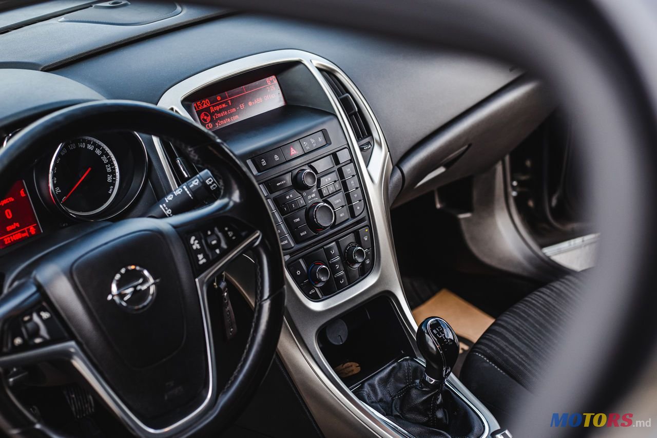 2011' Opel Astra photo #3