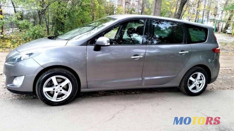 2010' Renault Grand Scenic photo #1