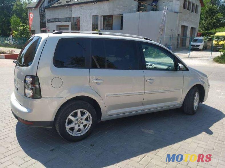 2010' Volkswagen Touran photo #1