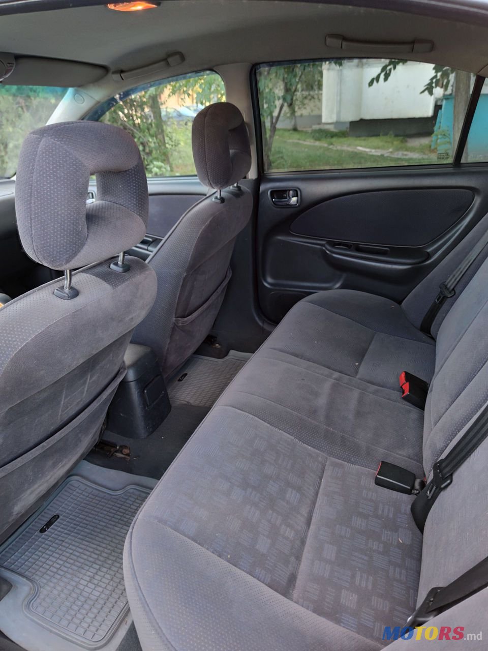 2001' Toyota Avensis photo #4