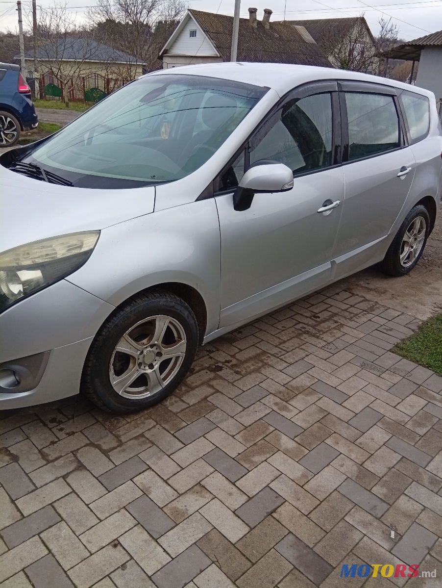 2011' Renault Grand Scenic photo #1
