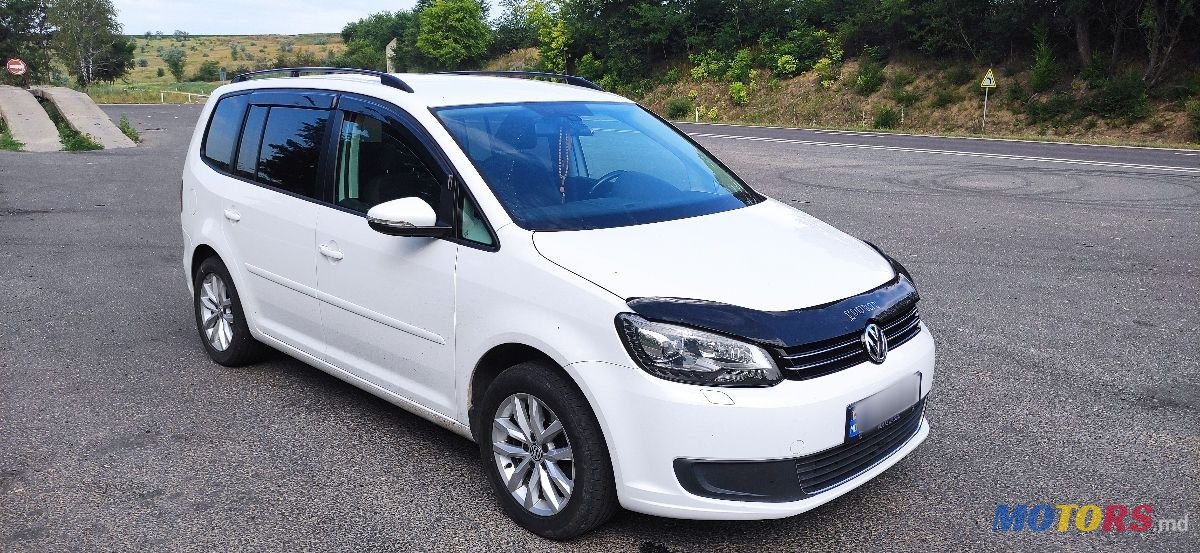 2011' Volkswagen Touran photo #2