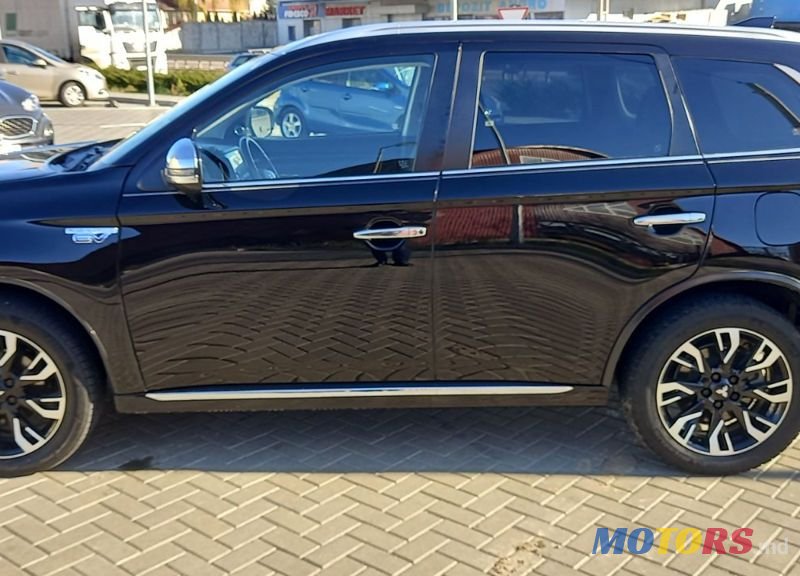 2018' Mitsubishi Outlander photo #2